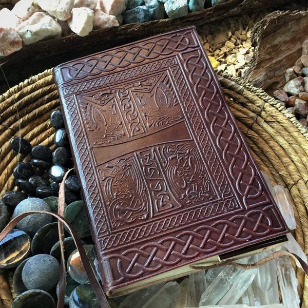Lederbuch – Buch der Schatten mit keltischem Motiv
