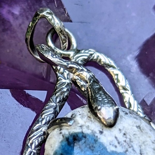 Schlangenanhänger aus Silber und K2 Azurit